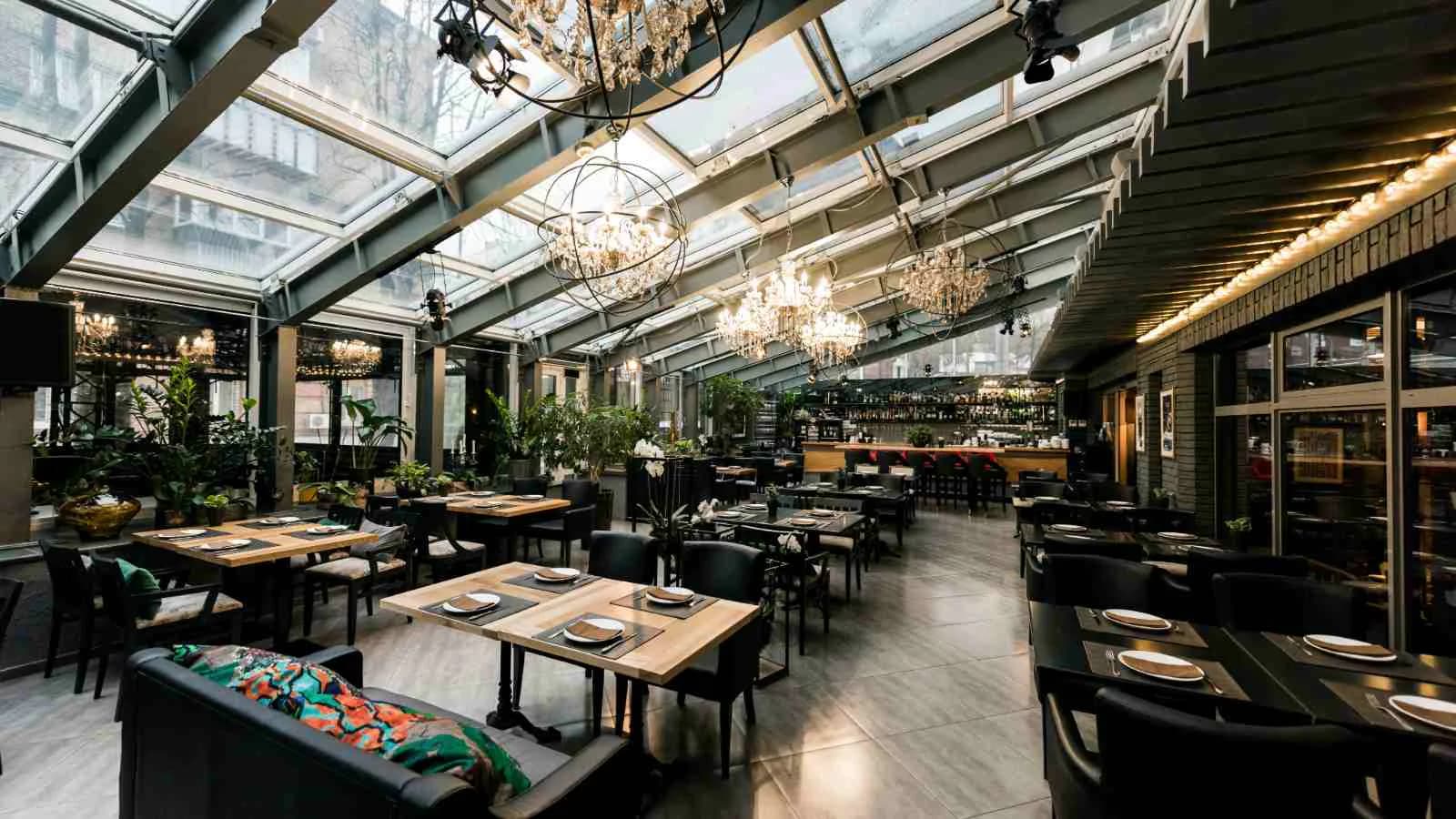 Comedor de restaurante preparado para recibir a sus visitantes.